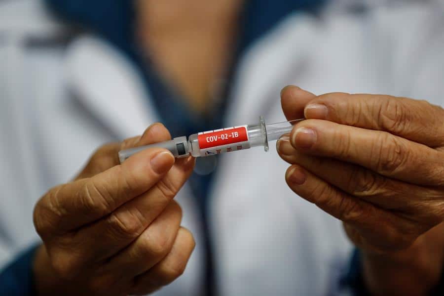 Una enfermera presenta, el pasado mes de agosto, la vacuna contra el COVID-19 desarrollada por el laboratorio chino Sinovac Biotech en los ensayos de la segunda dosisen el hospital Emilio Ribas en Sao Paulo (Brasil). EFE/Sebastiao Moreira