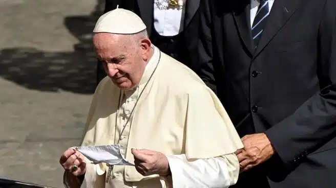 El Papa, visto en público con mascarilla por primera vez