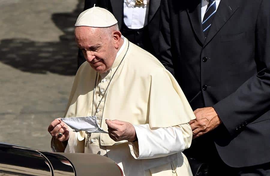 El Papa, visto en público con mascarilla por primera vez