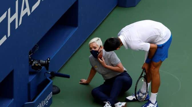Djokovic, descalificado del US Open por darle un pelotazo a una jueza en la garganta