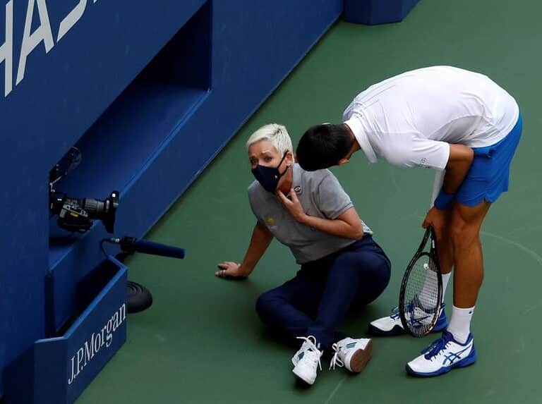 Djokovic, descalificado del US Open por darle un pelotazo a una jueza en la garganta