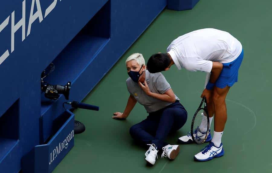 Djokovic, descalificado del US Open por darle un pelotazo a una jueza en la garganta