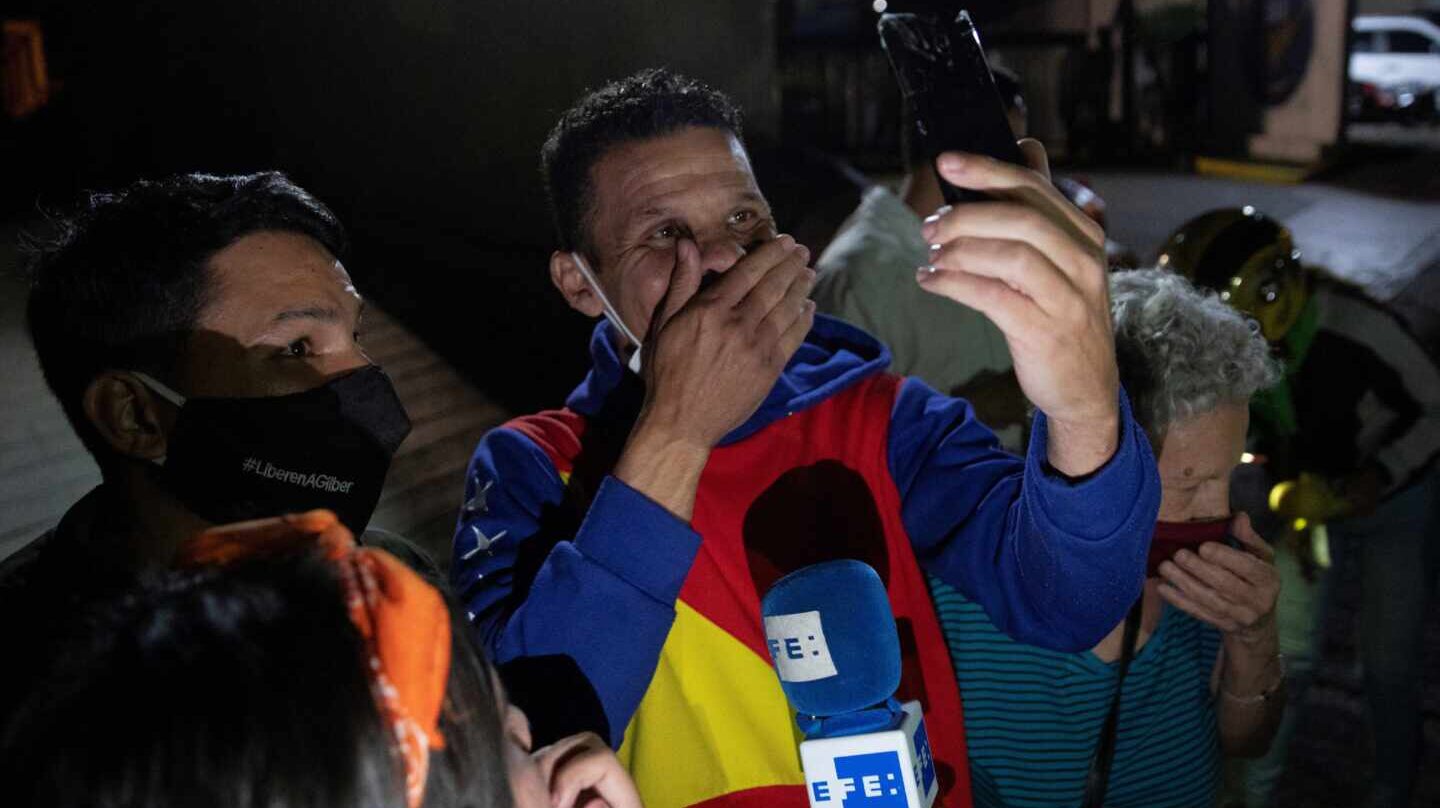 El diputado Gilber Caro ofrece declaraciones tras ser liberado hoy, en una sede de las FAES, en Caracas).