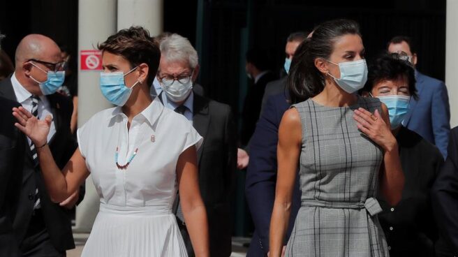 La presidenta de Navarra, María Chivite, junto a la Reina Letizia, durante un acto oficial.