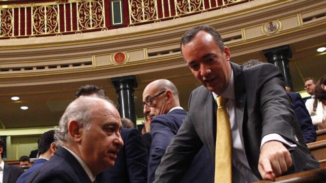 Jorge Fernández Díaz y Francisco Martínez, en el Congreso de los Diputados.