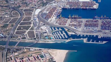 Herido un estibador del Puerto de Valencia al engancharse un barco en la grúa en la que trabajaba y caer parte de ella