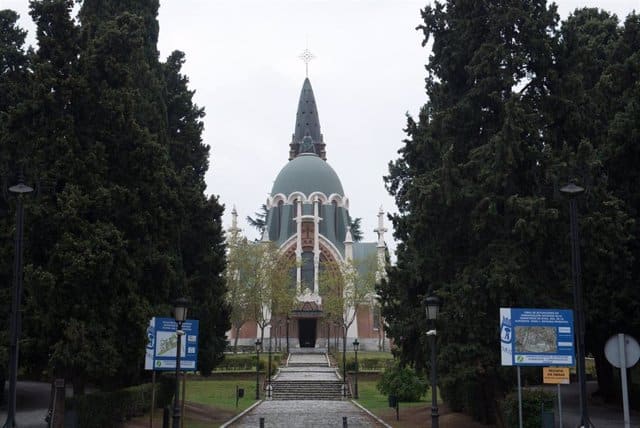 Seis detenidos en el desalojo de un botellón en el cementerio de la Almudena