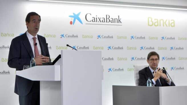 El presidente de Bankia, José Ignacio Goirigolzarri, y el consejero delegado de CaixaBank, Gonzalo Gortázar, presentan la nueva entidad. El presidente de Bankia, José Ignacio Goirigolzarri, y el consejero delegado de CaixaBank, Gonzalo Gortázar, presentan la nueva entidad.