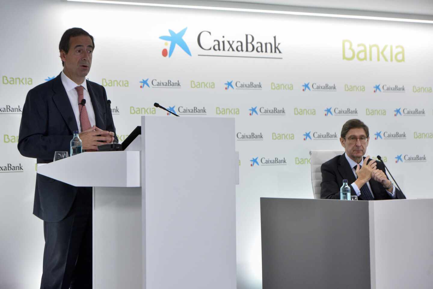 El presidente de Bankia, José Ignacio Goirigolzarri, y el consejero delegado de CaixaBank, Gonzalo Gortázar, presentan la nueva entidad.