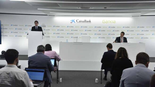 El presidente de Bankia, José Ignacio Goirigolzarri, y el consejero delegado de CaixaBank, Gonzalo Gortázar, presentan la nueva entidad.