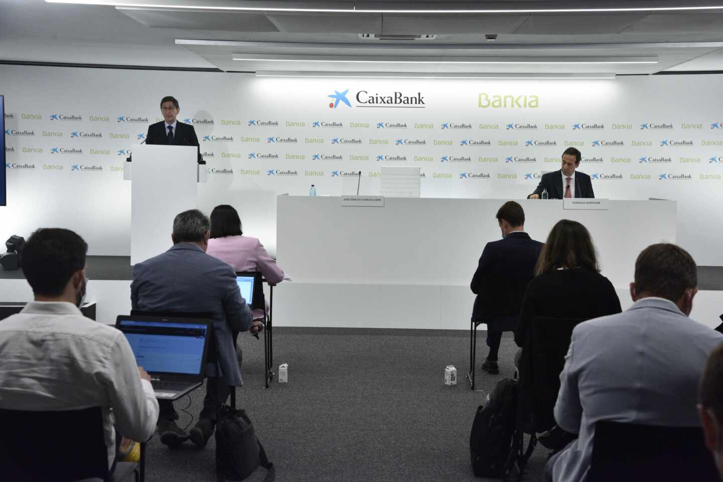 ¿Cómo afectará a los clientes de CaixaBank y Bankia la fusión?