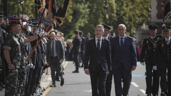 El ministro Fernando Grande-Marlaska y el director general de la Policía Nacional, Francisco Pardo Piqueras, pasando revista a unidades policiales.