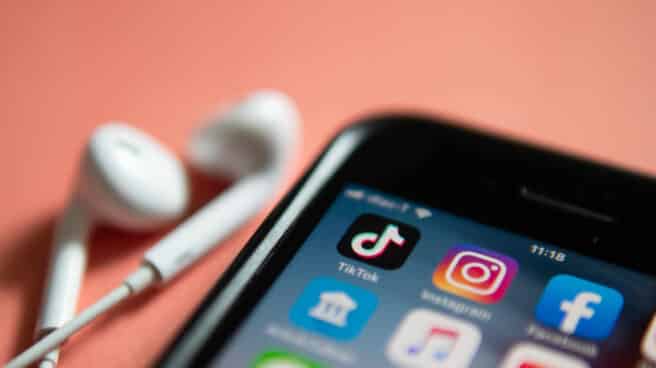 Un iPhone 7 con varias 'apps' de redes sociales, como TikTok o Instagram.