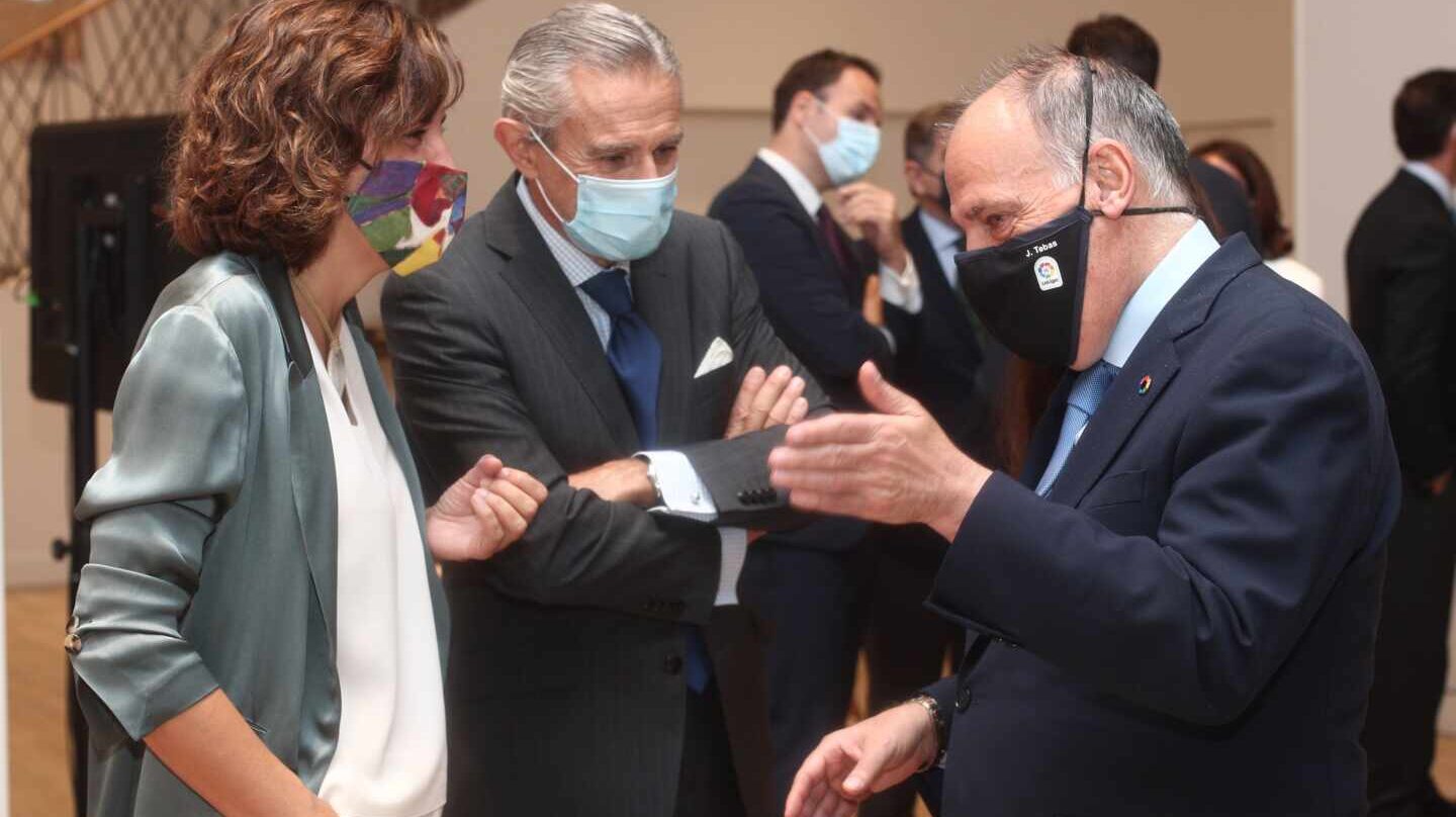 Irene Lozano y Javier Tebas, durante un desayuno informativo.