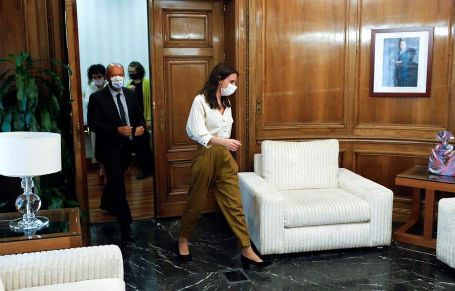 Irene Montero, durante una reunión con el ministro Juan Carlos Campo.