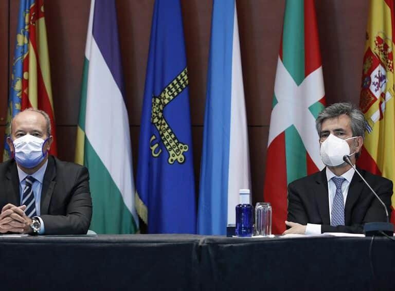 Un micro abierto caza al ministro de Justicia protestando por los gritos de "viva el Rey"