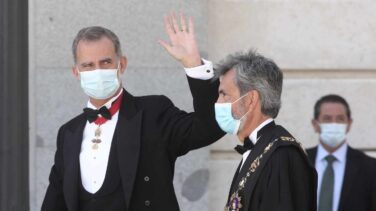 Los jueces exigen al Gobierno que aclare por qué el Rey no ha ido a Barcelona