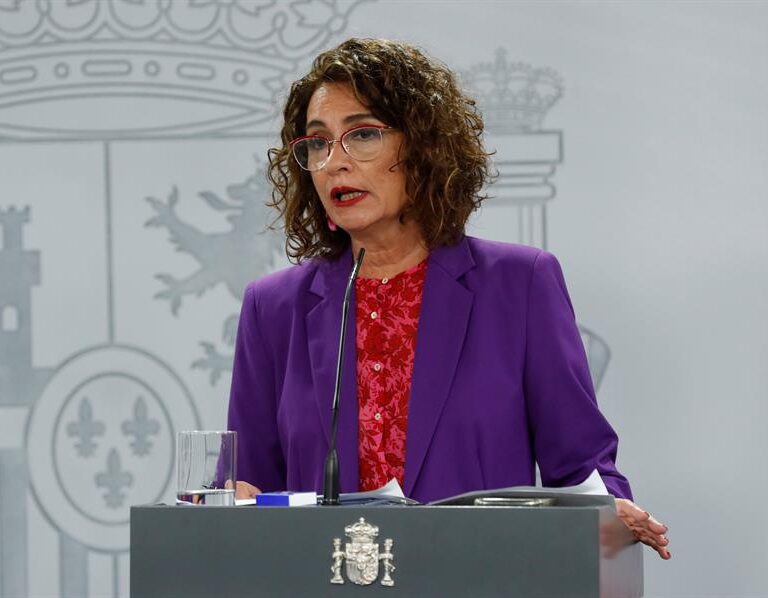 Montero cede y permite ahora que los ayuntamientos puedan usar sus ahorros