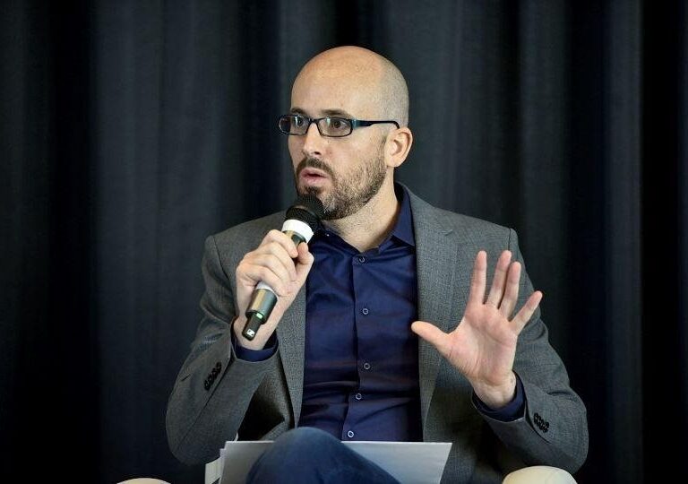 El gurú económico de Podemos carga contra la fusión de Bankia y CaixaBank y anticipa otro choque con Calviño