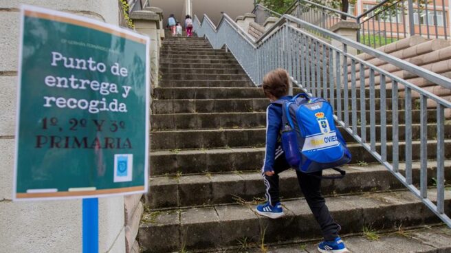 Un niño entra al colegio en Oviedo.
