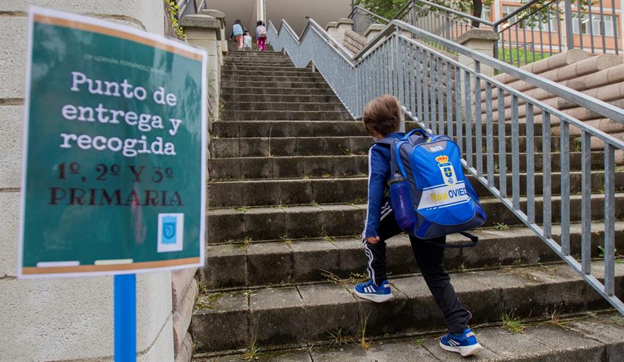 Un niño entra al colegio en Oviedo.