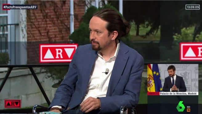 El nuevo 'look' de Pablo Iglesias: reaparece en televisión con moño y pendientes