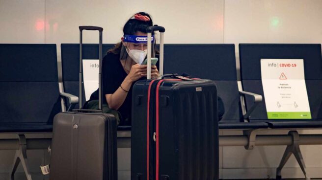Una pasajera con mascarilla en el aeropuerto de Madrid-Barajas.