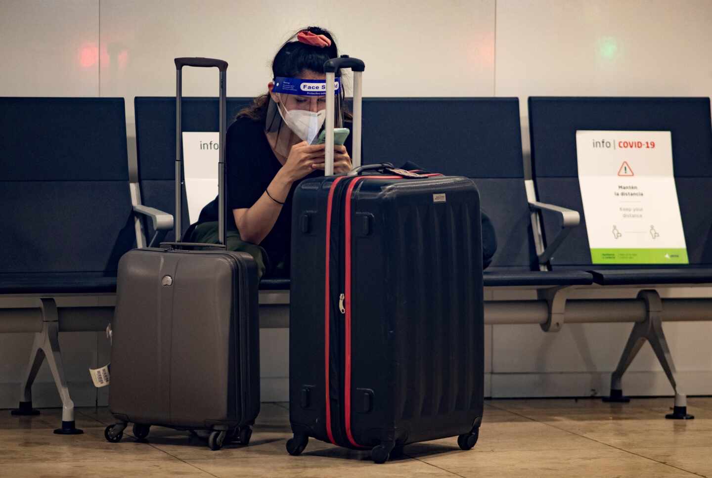 Una pasajera con mascarilla en el aeropuerto de Madrid-Barajas.