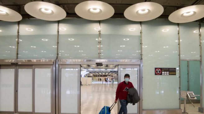 Pasajero con mascarilla en el aeropuerto de Madrid-Barajas.