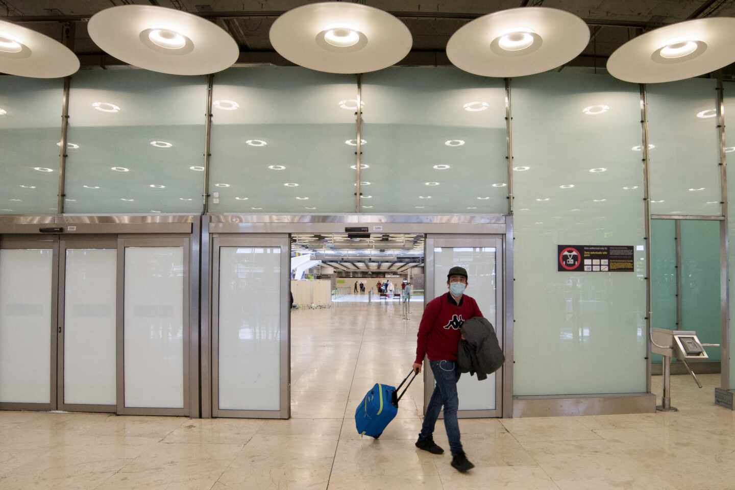 Pasajero con mascarilla en el aeropuerto de Madrid-Barajas.