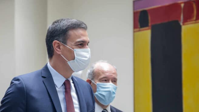 El presidente del Gobierno, Pedro Sánchez, y el ministro de Justicia, Juan Carlos Campo, en los pasillos del Senado.