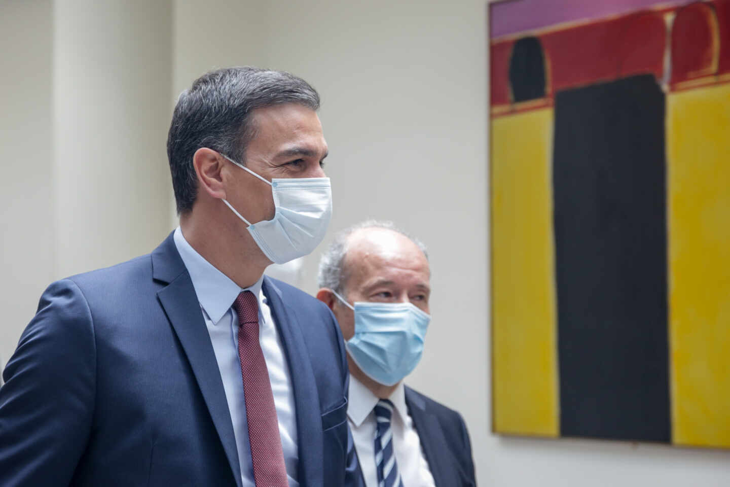 El presidente del Gobierno, Pedro Sánchez, y el ministro de Justicia, Juan Carlos Campo, en los pasillos del Senado.