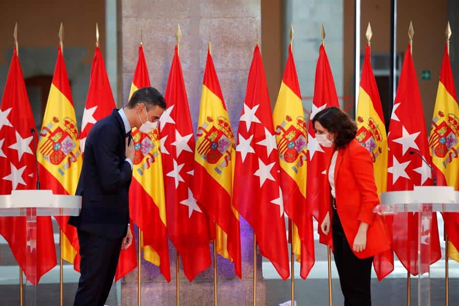 Pedro Sánchez e Isabel Díaz Ayuso, durante su comparecencia.