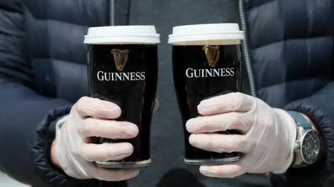 Vuelven las pintas: Irlanda reabre sus pubs tras seis meses cerrados