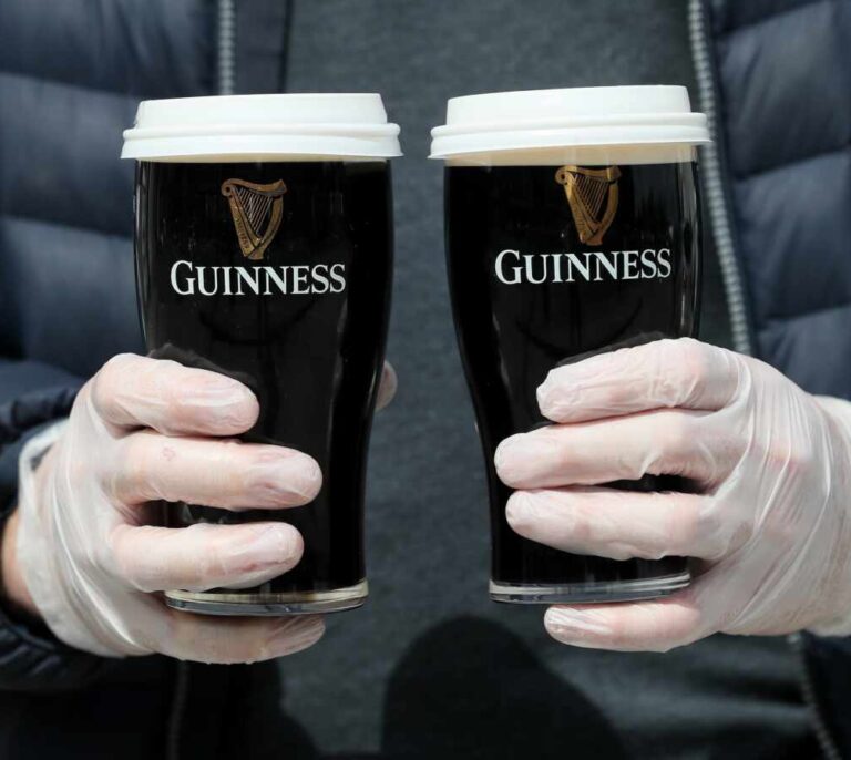 Vuelven las pintas: Irlanda reabre sus pubs tras seis meses cerrados