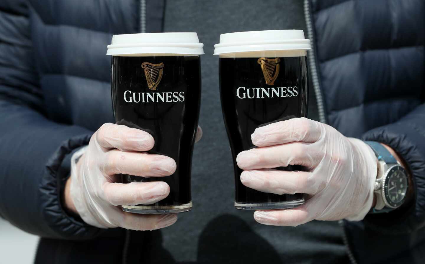 Pintas de Guinness en un pub irlandés.