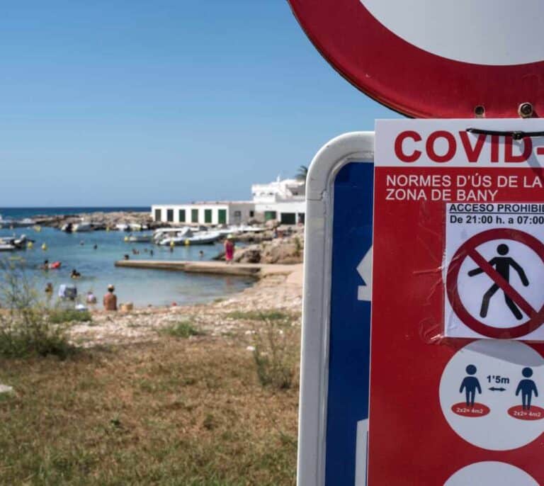 La llegada de turistas se hunde un 75% en julio pese a reabrir fronteras: 7,4 millones de turistas menos