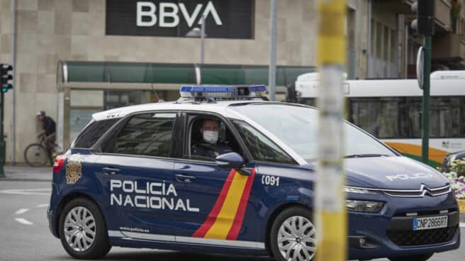 Un vehículo de la Policía Nacional patrulla por una céntrica calle de Pamplona.