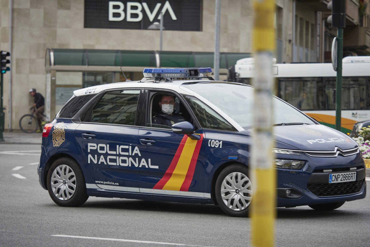 Un vehículo de la Policía Nacional patrulla por una céntrica calle de Pamplona.