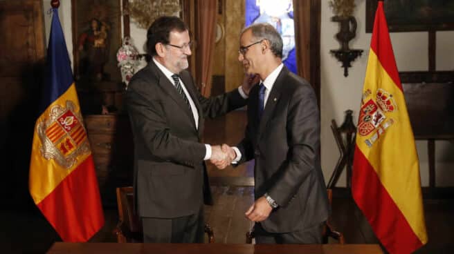 Rajoy saluda al entonces presidente del Gobierno andorrano durante su visita al Principado en enero de 2015.