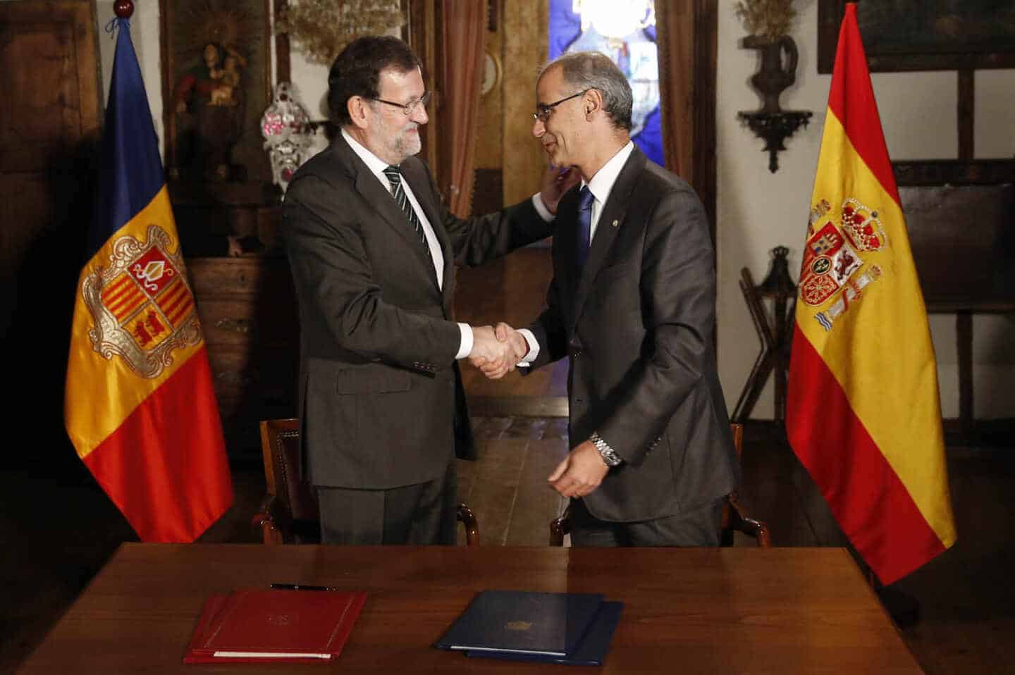 Rajoy saluda al entonces presidente del Gobierno andorrano durante su visita al Principado en enero de 2015.