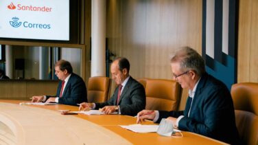 Santander se alía con Correos para llevar dinero a casas de zonas rurales a través de los carteros