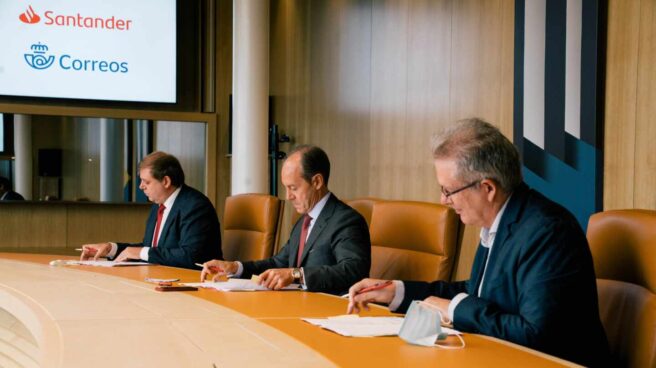 El consejero delegado de Santander España, Rami Aboukhair, firma el acuerdo con el presidente de Correos, Juan Manuel Serrano.