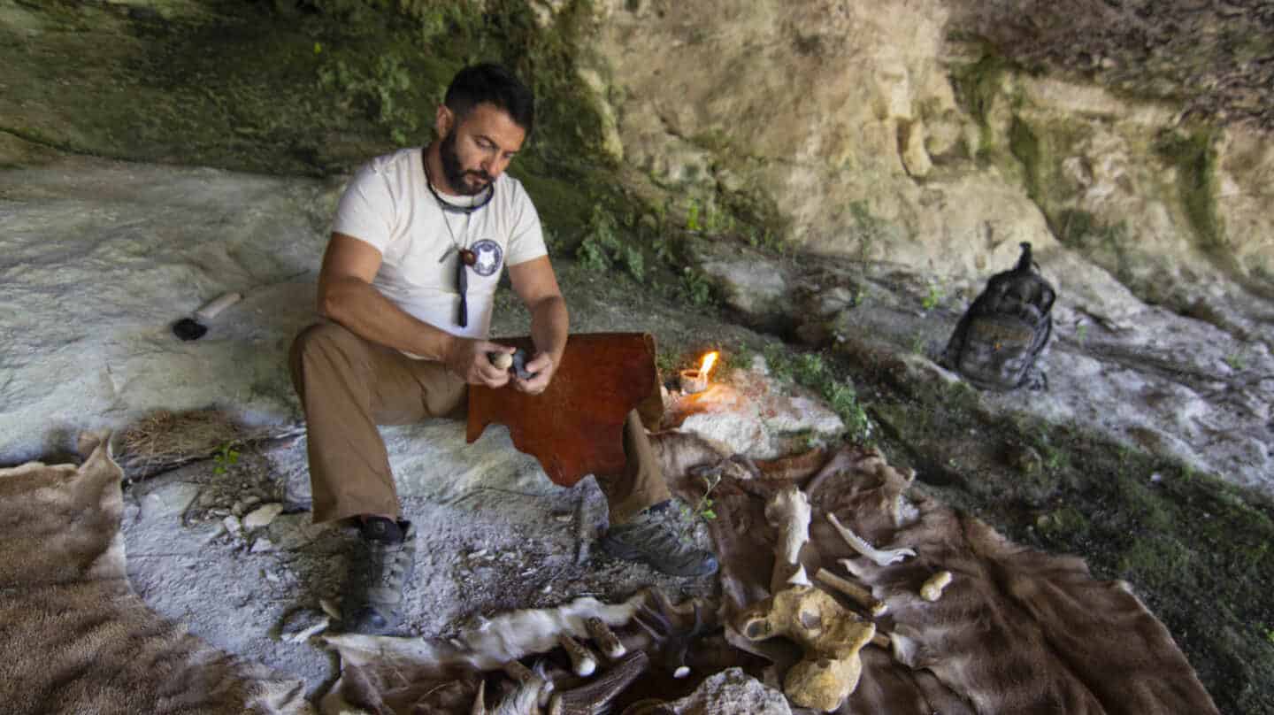 Raúl Hurtado, instructor de Supervivencia militar y deportiva, experto en tecnologias prehistóricas y ex miembro de Operaciones Especiales del Ejército de Tierra y director de Lobo 7 Centro de Formación para la Supervivencia hace un cuchillo con técnicas del paleolítico.