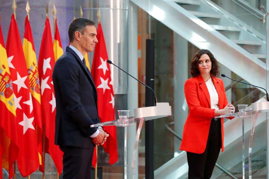 La presidenta de la Comunidad de Madrid, Isabel Díaz Ayuso, y el jefe del Gobierno, Pedro Sánchez.