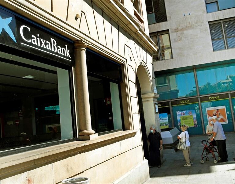 CaixaBank gana 1.381 millones, 19% menos, al dotar 1.252 millones por el Covid