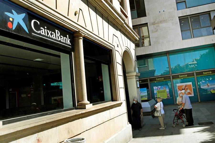 CaixaBank reduce la propuesta de despidos del ERE a 7.400