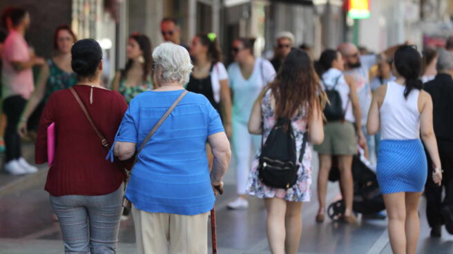 Gente paseando por Madrid en verano