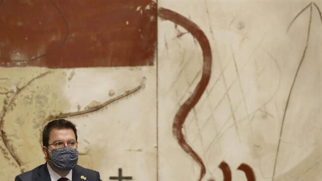 Pere Aragonès, junto a la silla vacía reservada a Quim Torra.