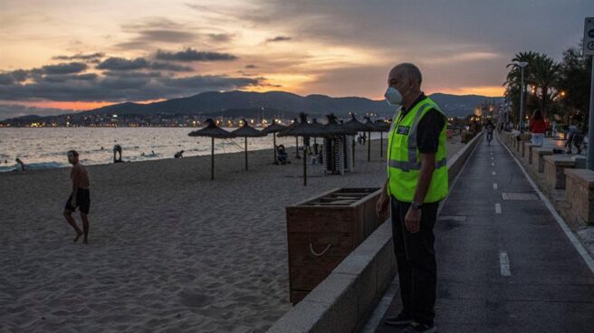 Un operativo de la Policía Local una playa de baleares